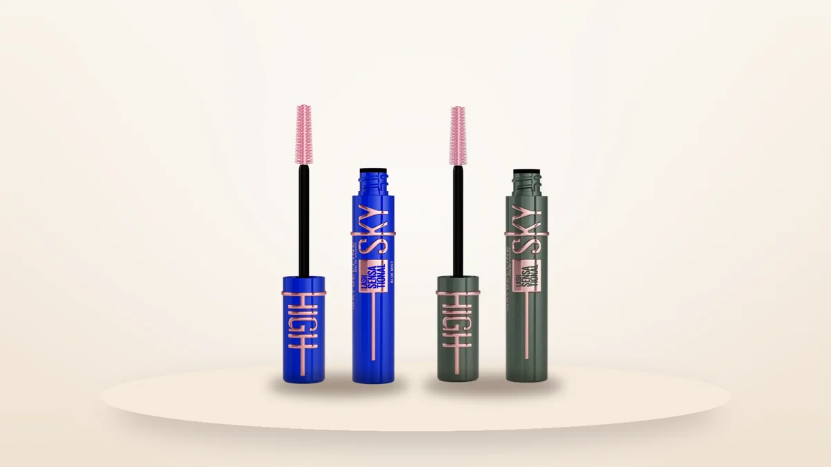 Maybelline Sky High Mascara Blue Mist sur fond crème